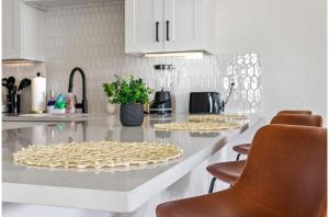 Sleek 3 Bedroom 2 Bath Just 5 Minutes to Downtown