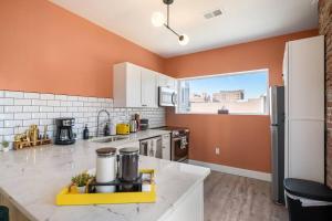 Modern 1BR Brick KingBed +Close to DT