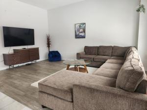 Spacious 4 BDRM Home on Ravine Lot