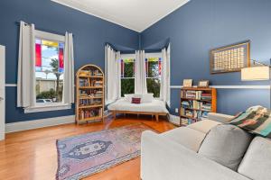 Hot Tub, Fireplace, Sauna, Cozy Historic Home