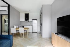 Modern Condo in Bangtao with Pools, Gym & Onsen