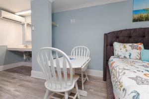 Surf City Beachcomber Bungalow motel-Pet Friendly