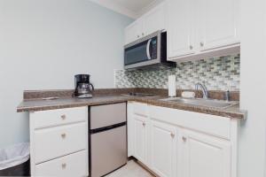 Surf City Beachcomber Bungalow motel-Pet Friendly