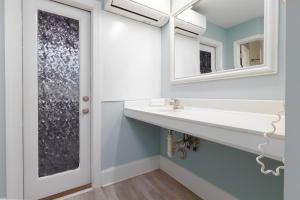 Surf City Beachcomber Bungalow motel-Pet Friendly