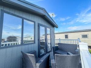 Gorgeous Caravan With Decking In Suffolk Ref 20141Bs