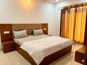 9 Bedroom Aerocity Villa near Airport - Amur Stays 6