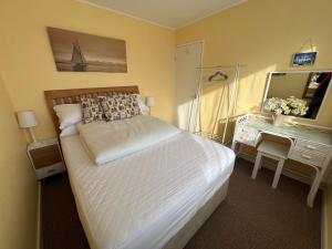 Sunnyside Chalet, walk to the beach & close to Norfolk broads - pet friendly!