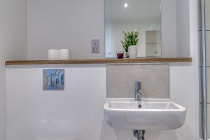 City View - Free Parking -Near Salford Royal - Sleeps 3
