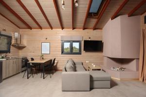 Hilltop Chalet 1