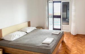 Beautiful Apartment In Karlobag With Wifi