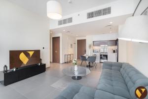 Vogue Vacation Homes, Creek Harbour Edge Tower Waterfront Living Close to Downtown, Burj Khalifa and Dubai Mall, One Bedroom Apartment with Balcony and Canal View, Access toAmenities