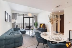 Vogue Vacation Homes, Creek Harbour Edge Tower Waterfront Living Close to Downtown, Burj Khalifa and Dubai Mall, One Bedroom Apartment with Balcony and Canal View, Access toAmenities