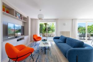 3-Br Garden-Level Apartment Near Beach with Parking