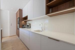 3-Br Garden-Level Apartment Near Beach with Parking