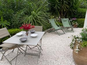 Joli F3 , 4 pers, villa Mahana , plein pied sur jardin , domaine privé criques et plages à pied