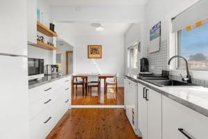 저비스 베이 Cunjevoi Beach House - Pet Friendly - 5 Mins to Beach 싱글룸 로비