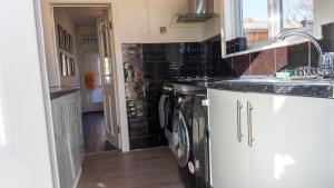 Spacious Private Home Sleeps 5 Garden & Parking