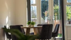 Spacious Private Home Sleeps 5 Garden & Parking