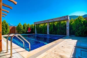 Honeymoon Villa with Sheltered Pool