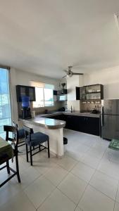 C&E ALOJAMIENTOS , Apartamentos a una calle de la Playa & Malecón