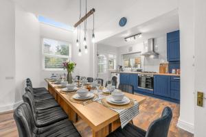 Luxury 5 Bed 10 Min to Airport Sleeps 14