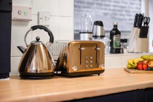 Luxury 5 Bed 10 Min to Airport Sleeps 14