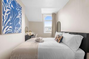 Luxury 5 Bed 10 Min to Airport Sleeps 14