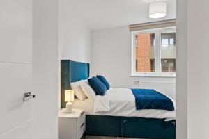 Riverside Flat Near Heathrow 2 Bed