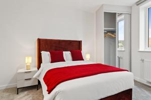 Riverside Flat Near Heathrow 2 Bed