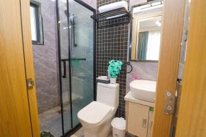 modern serenity suites apartments with swimming pool,modern equipped gym,private parking space, children playing ground, proximity to major shopping malls and unbeatable city views