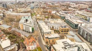 NEW Central & Homely Flat-Parking-By FabAccommodation