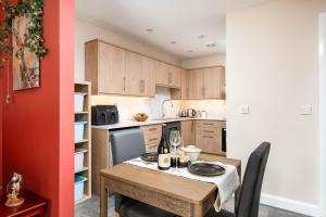 NEW Central & Homely Flat-Parking-By FabAccommodation