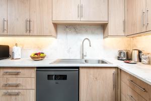 NEW Central & Homely Flat-Parking-By FabAccommodation
