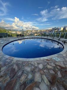 Apartamento moderno, completo e ótima localização
