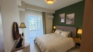 Loupis Home - Urban Apartment Cozy & Comfortable