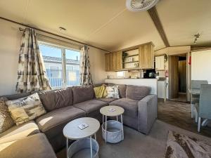 Amazing Caravan With Decking At Manor Park In Hunstanton Ref 23007W