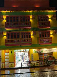 Nuevo apartamento en plaza principal de Guatape