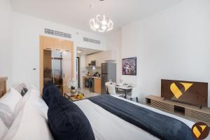 Vogue Vacation Homes, Arjan Skyz by Danube near Miracle Garden, Studio Apartment with Balcony and City View, Access toAmenities