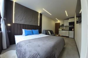 Malavi F4 top center studio Ruse