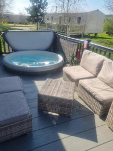Luxury caravan and Tattershall lakes with private hot tub and WiFi