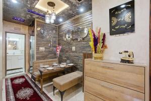 Golden cocoon - bright living room and cozy bedroom-