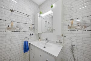 Golden cocoon - bright living room and cozy bedroom-