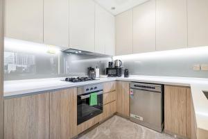 High Rise Premium 2BR apt, PS5, Burj Khalifa view.