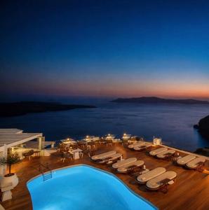 Sun Rocks Boutique Hotel - Caldera View Suites & Sunset Dining Experience