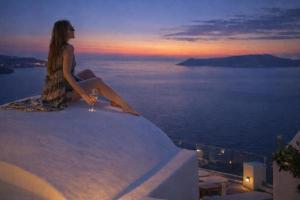 Sun Rocks Boutique Hotel - Caldera View Suites & Sunset Dining Experience