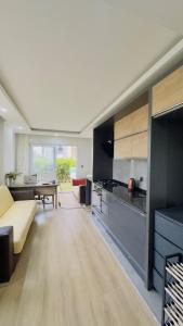 Airport 1km, Swimming Pool, Kitchen House