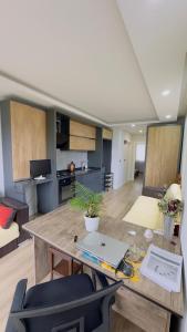 Airport 1km, Swimming Pool, Kitchen House