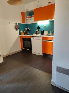 6-bed sea view apartment with direct beach access