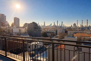 LIC Modern Studio Minutes to Manhattan