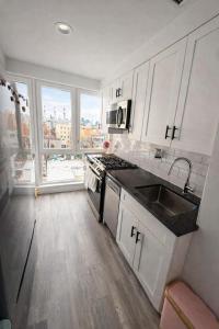 LIC Modern Studio Minutes to Manhattan